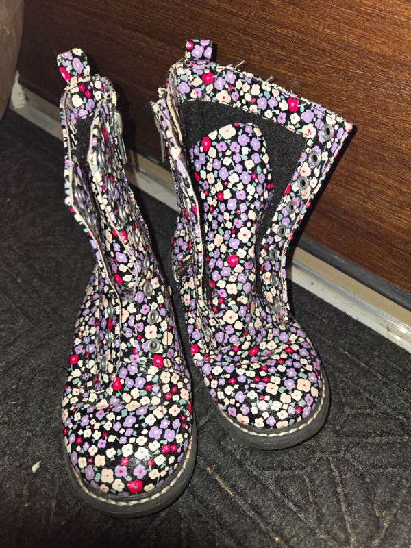 Girl's boots - assorted. Great condition. Rain and snow in Kids & Youth in Calgary - Image 3