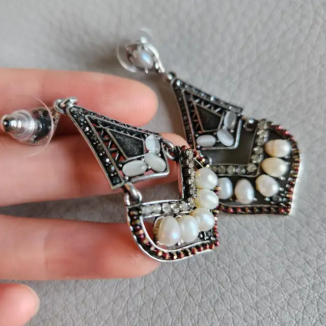 Dangle Classic Earrings With Freshwater Pearl in Jewellery & Watches in Longueuil / South Shore - Image 4