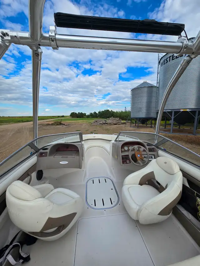 2004 Inboard Boat in Powerboats & Motorboats in Moose Jaw - Image 8