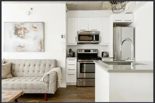 Disponible à partir du 1er septembre 2026 Magnifique condo 3 ½ entièrement meublé situé au cœur de G...