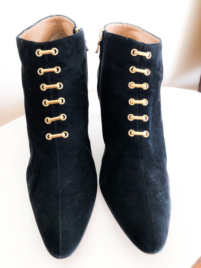 Black suede booties / bottes en suède Italien  dans Femmes - Chaussures  à Ville de Montréal - Image 2