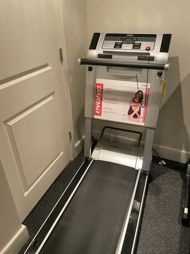 Tempo Evolve fold-away treadmill in Exercise Equipment in St. Catharines - Image 2
