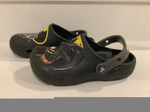 Crocs pour garçon (taille. 2) in Kids & Youth in Longueuil / South Shore - Image 3