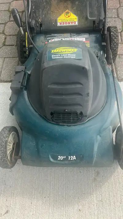 Keep your lawn looking its best with this reliable 20-inch 12A electric lawn mower by Yardworks. Thi...