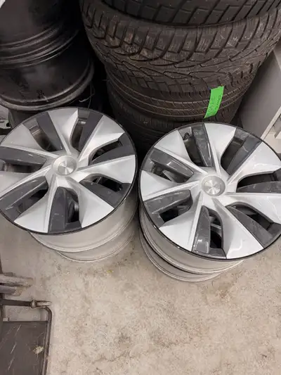 Selling a full set of 4 OEM Tesla Model Y 19” Gemini alloy rims, complete with Gemini aero covers AN...