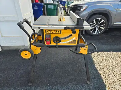 - Bosch 120V Corded 12” Dual Bevel Sliding Mitre Saw with Carbide Saw Blade and Guard System. - Bosc...