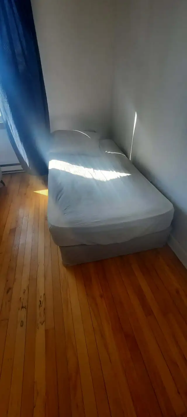 3 bed mattresses (2 singles and 1 queen size) in Beds & Mattresses in City of Montréal - Image 4