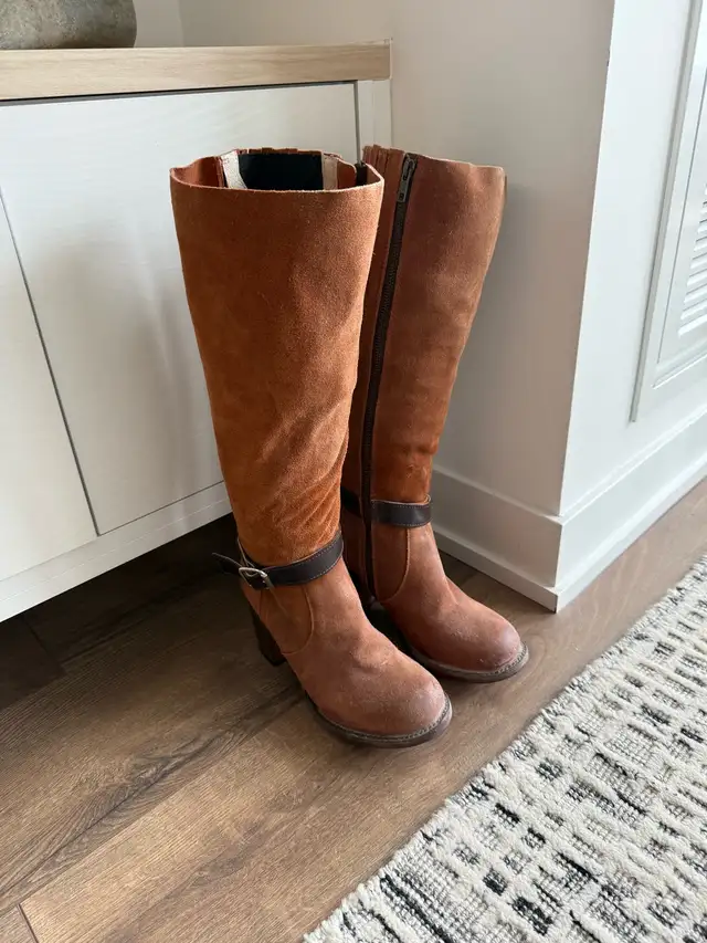 Freebird Cognac Suede Tall Boots size 8 in Women's - Shoes in City of Toronto - Image 4