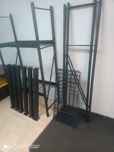 Étagères de métal / metal shelving Je demande $40 chaque. Deux unités sont disponibles. 18" x 39 1/4...