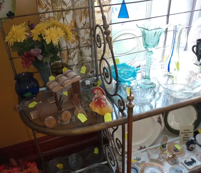 Lg Antique French Baker's Rack - Iron & Brass w Glass Shalves in Bookcases & Shelving Units in Oshawa / Durham Region - Image 7