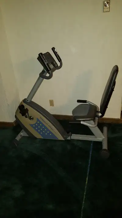 Velo stationnaire Weslo Pro. Avec ordinateur d entrainement pour programmes de perte de poids ou de...
