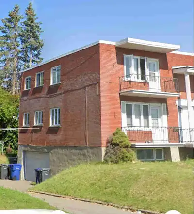 SPACIOUS 6½ LOWER DUPLEX  – 2,400 sq ft +