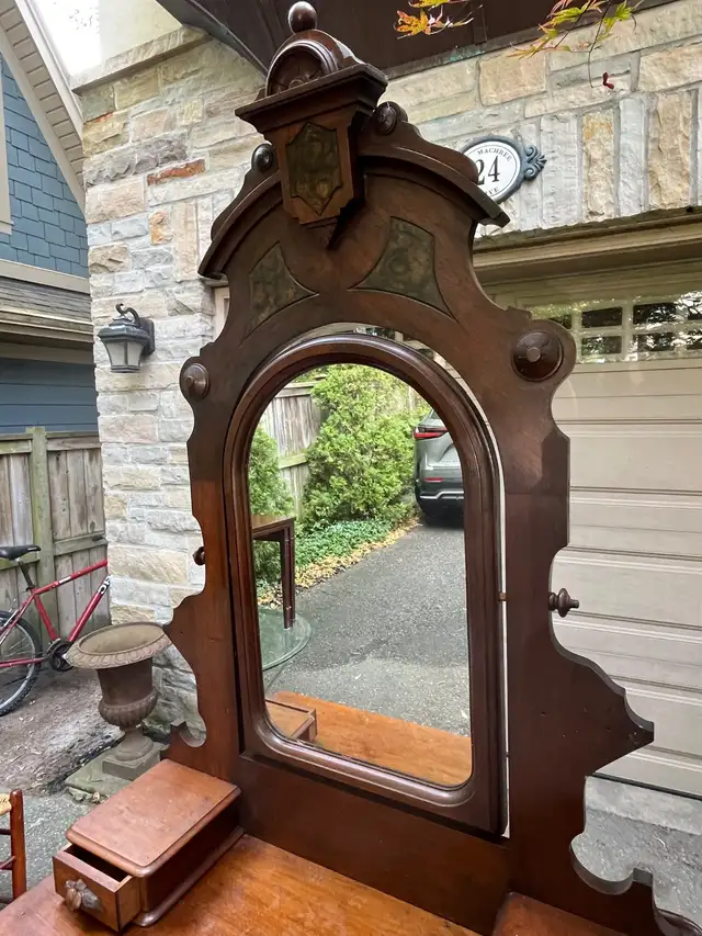 Antique Eastlake Dresser and Fancy Mirror Circa 1800s in Dressers & Wardrobes in City of Toronto - Image 3