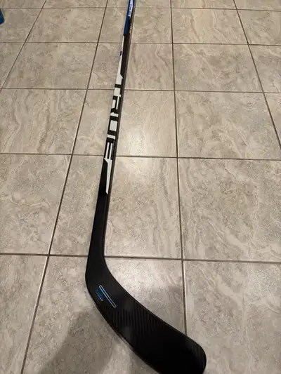 Selling 1 x new right handed TRUE XC9 ACF Gen2 hockey stick. Stick has following spec: -senior 75 fl...