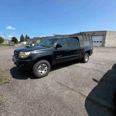 2010 Toyota Tacoma with 350 000 km on it. Needs new transmission. Will need to be towed. As is
