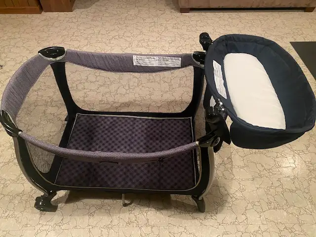 Bassinet / Portable Crib / Playpen / Berceau in Cribs in City of Montréal - Image 3