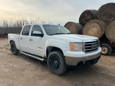 2013 GMC Sierra 4 x 4 on the floor, power windows power locks full four-door 4.8 L runs good body de...