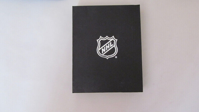 * 12 PACKS KEYCHAIN LEATHER TORONTO MAPLE LEAFS NHL PIN PINBACK dans Art et objets de collection  à Laurentides - Image 2