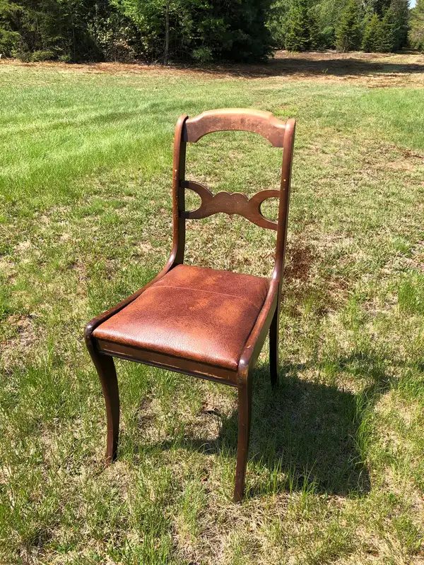 ANTIQUITÉ : 5 chaises antiques en bois à 30$ chacune in Arts & Collectibles in Shawinigan - Image 5
