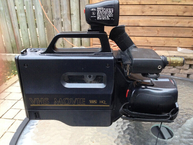 vhs video recorder with case and rechargeable battery in General Electronics in City of Toronto - Image 4