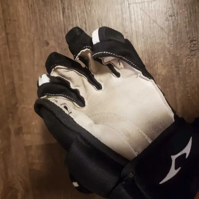 New 11" Jr. VIC Hockey Gloves  Kids Hockey Gloves  in Hockey in Barrie - Image 5