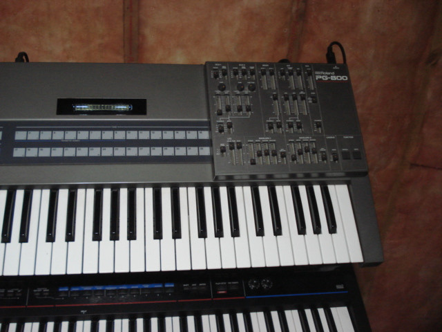 ROLAND JX-8P SYNTHESIZER COMPLETE WITH PG-800 PROGRAMER. in Pianos & Keyboards in Winnipeg - Image 2