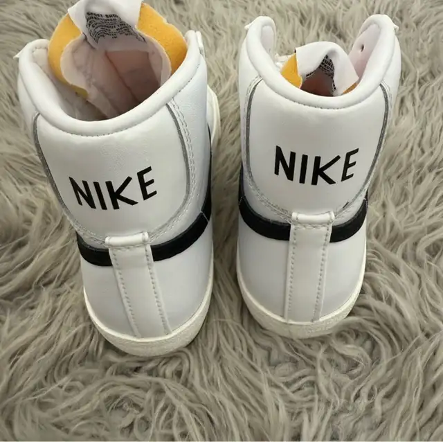 Nike Blazer Mid 77 in Men's Shoes in City of Toronto - Image 3