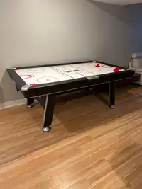 Air hockey table 