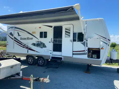2011 Snow River .. excellent condition .. jack and Jill bunks nice solid RV