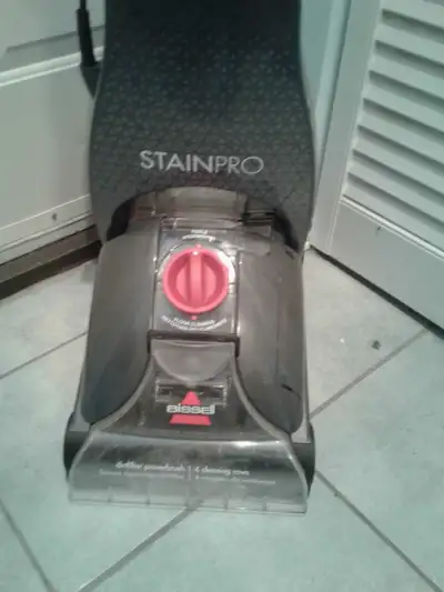 This pre-owned Bissell StainPro carpet cleaner features a powerful 4-row dirtlifter powerbrush syste...