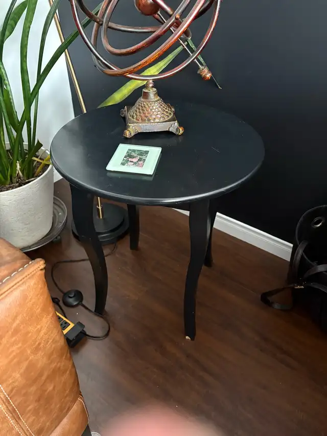 Petite table ronde 20 po in Other Tables in Trois-Rivières - Image 2