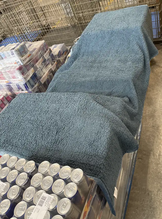 Woolrich Burlington Berber Blanket in Bedding in Ottawa - Image 3