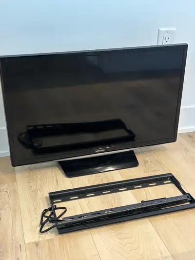 Samsung 32” TV + Wall Mount - Great Condition!, View more