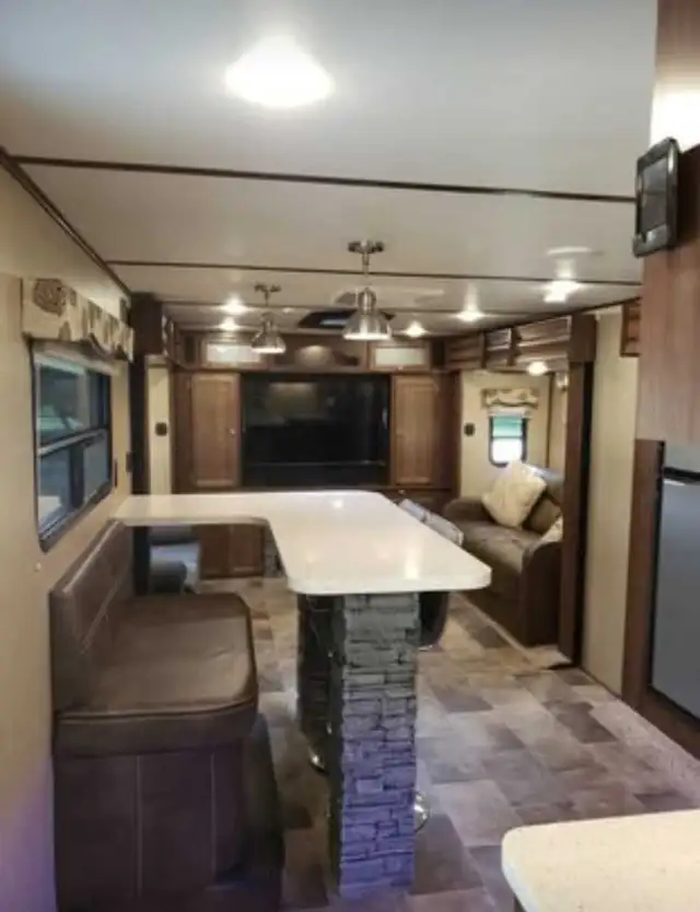 2017 Keystone Sprinter 332DEN | 4 Slides | Rear Living | $38,000 in Travel Trailers & Campers in Chilliwack - Image 4