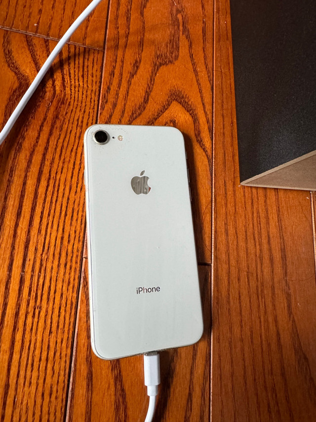 Unlocked iPhone 8 64GB in silver in Cell Phones in Oakville / Halton Region - Image 3