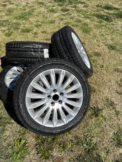 Pneu d’hiver 225-50R17 Gt Radial en bonne état, utilisé 1 1/2hiver seulement vendu avec 4 mags (bolt...