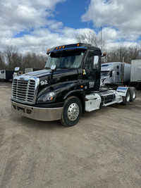 2015 Freightliner Cascadia Daycab Manuel New tires 