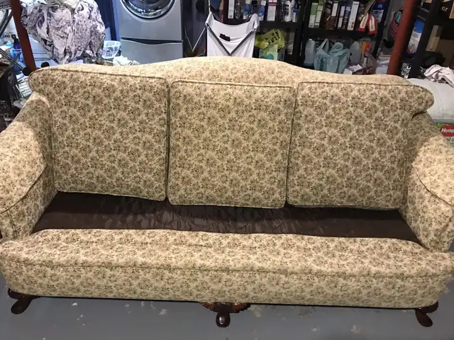 Must sell - Pristine Antique sofa/ couch - price greatly reduced in Couches & Futons in Kingston - Image 7
