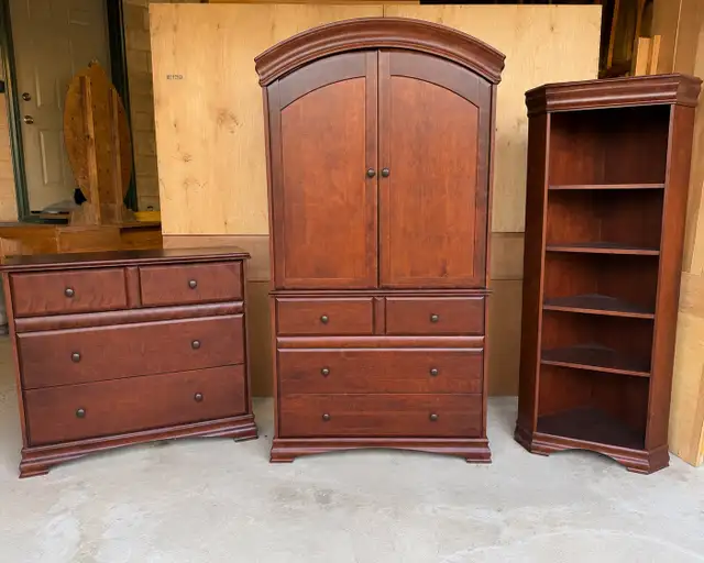 CHERRY WOOD FURNITURE SET – 3 MATCHING PIECES in Dressers & Wardrobes in Oakville / Halton Region - Image 2