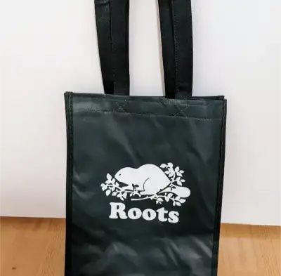 Fantastic new roots tote bag in excellent condition.
