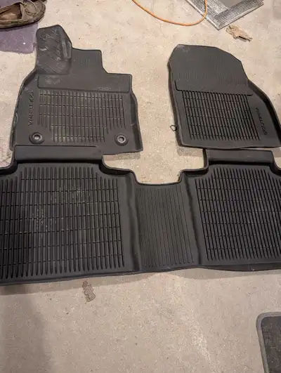 Moulé pour un Subaru Solterra 2023.