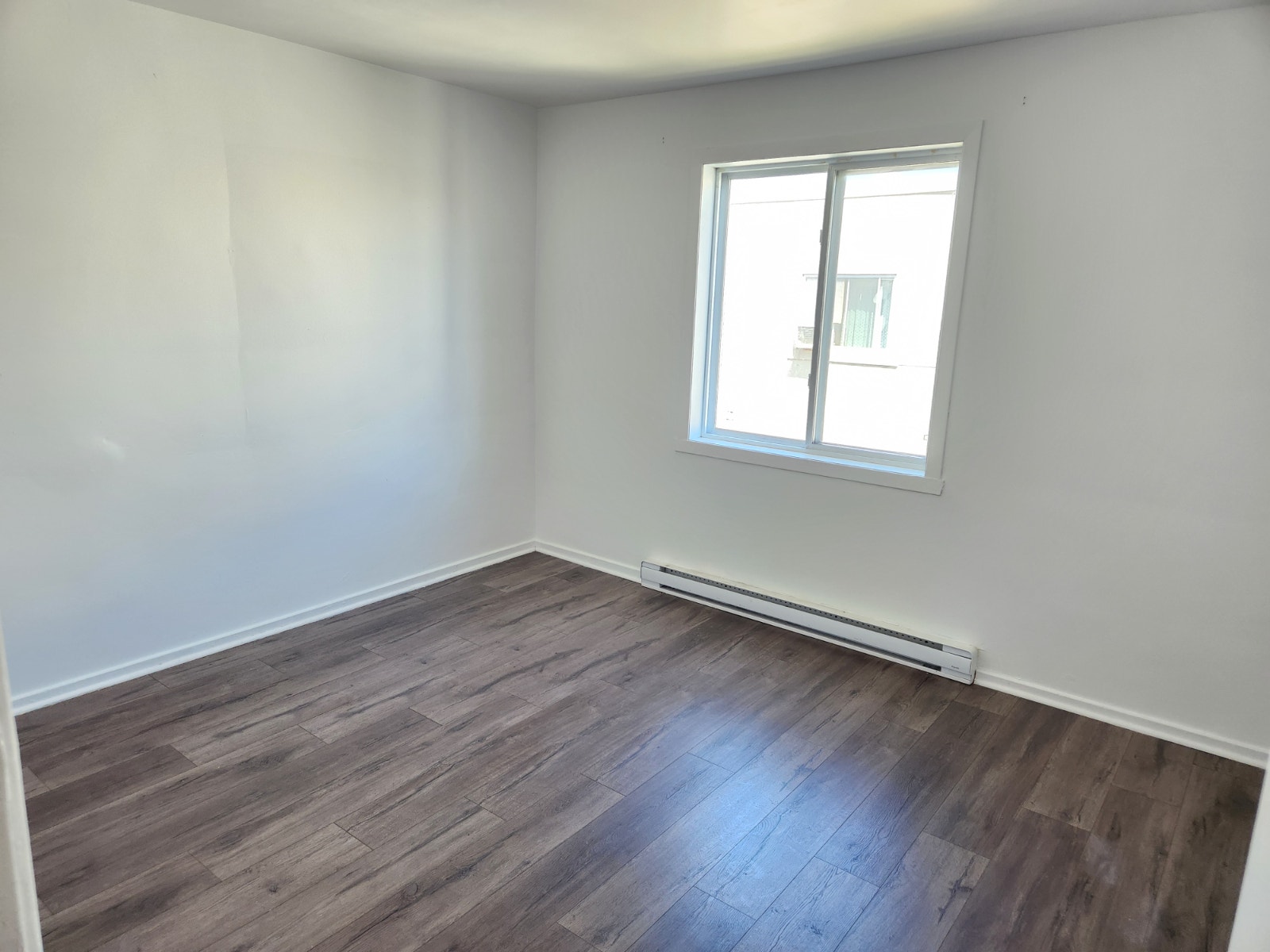 Grand 4 ½ rénové au 2e étage – près de toutes les commodités — photo 3