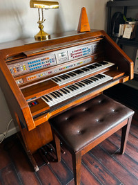 1995 Lowrey Holiday Deluxe Organ