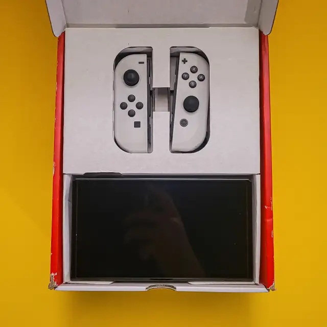 Nintendo Switch OLED White + Box in Nintendo Switch in Edmonton - Image 3