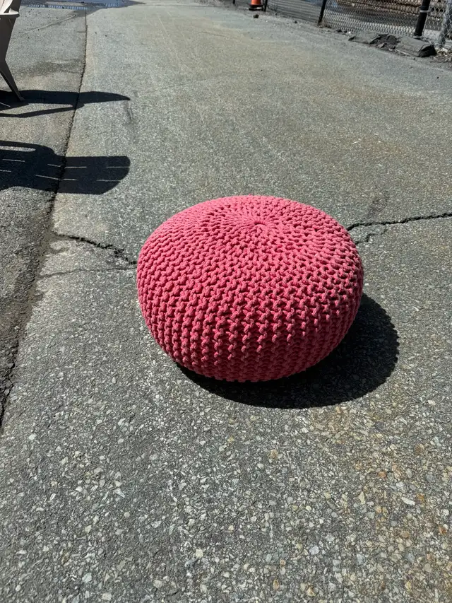 Round Knit Pouf in Chairs & Recliners in City of Halifax - Image 4