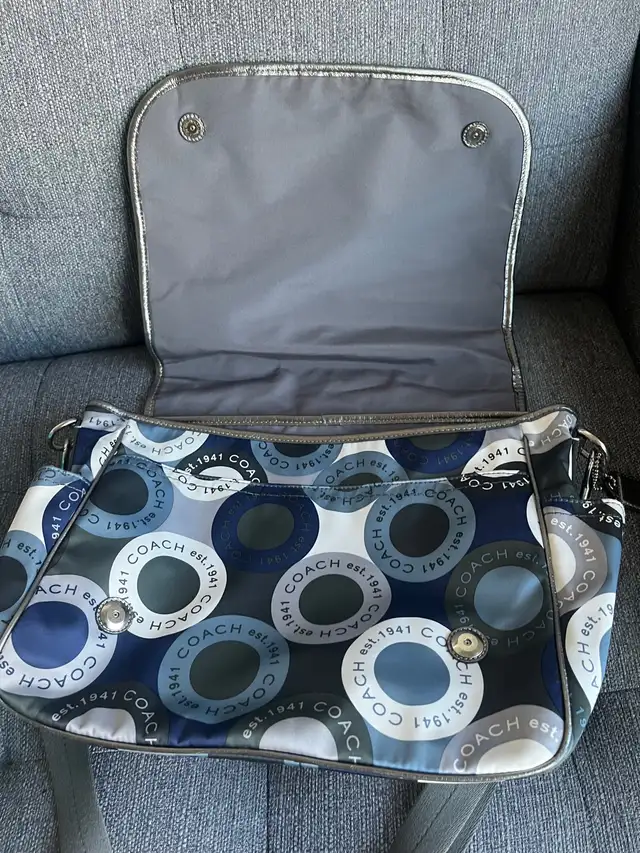 Coach Vintage Alexandria Snaphead Style Satin Diaper Bag in Women's - Bags & Wallets in Mississauga / Peel Region - Image 5