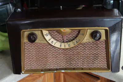 ADMIRAL 5D32X AM TUBE RADIO/PHONOGRAPH COMBO 33/78/45 SPEED ...................CABINET IS BAKELITE.....