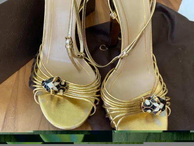 Sandales chics avec tigres en émail de marque Gucci in Women's - Shoes in Granby - Image 3