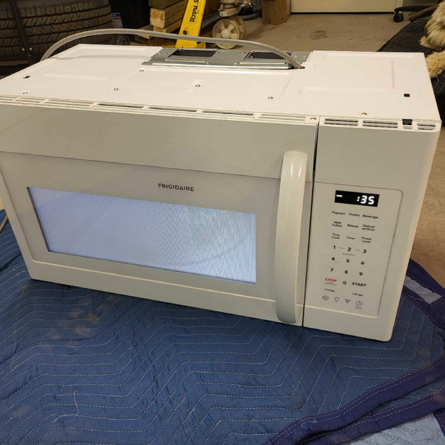 OTR microwave - White Frigidaire  in Microwaves & Cookers in Bedford - Image 2
