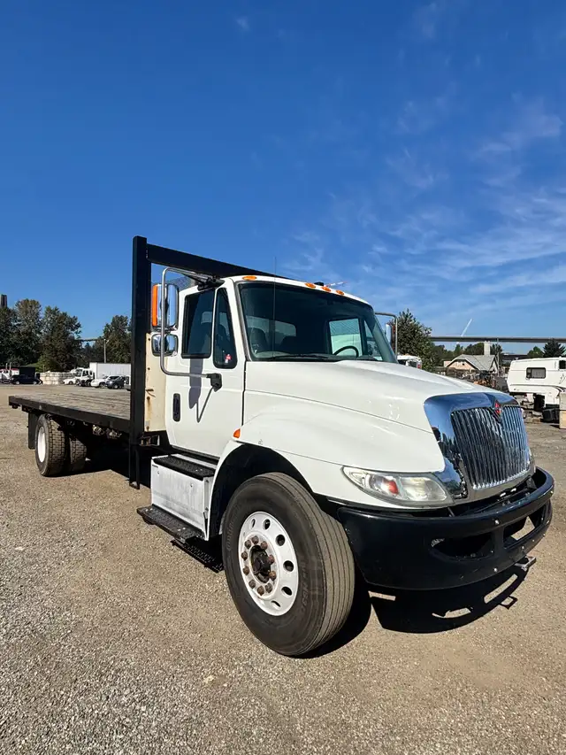 2017 Cummins International 5 ton flat deck in Other in Delta/Surrey/Langley - Image 3